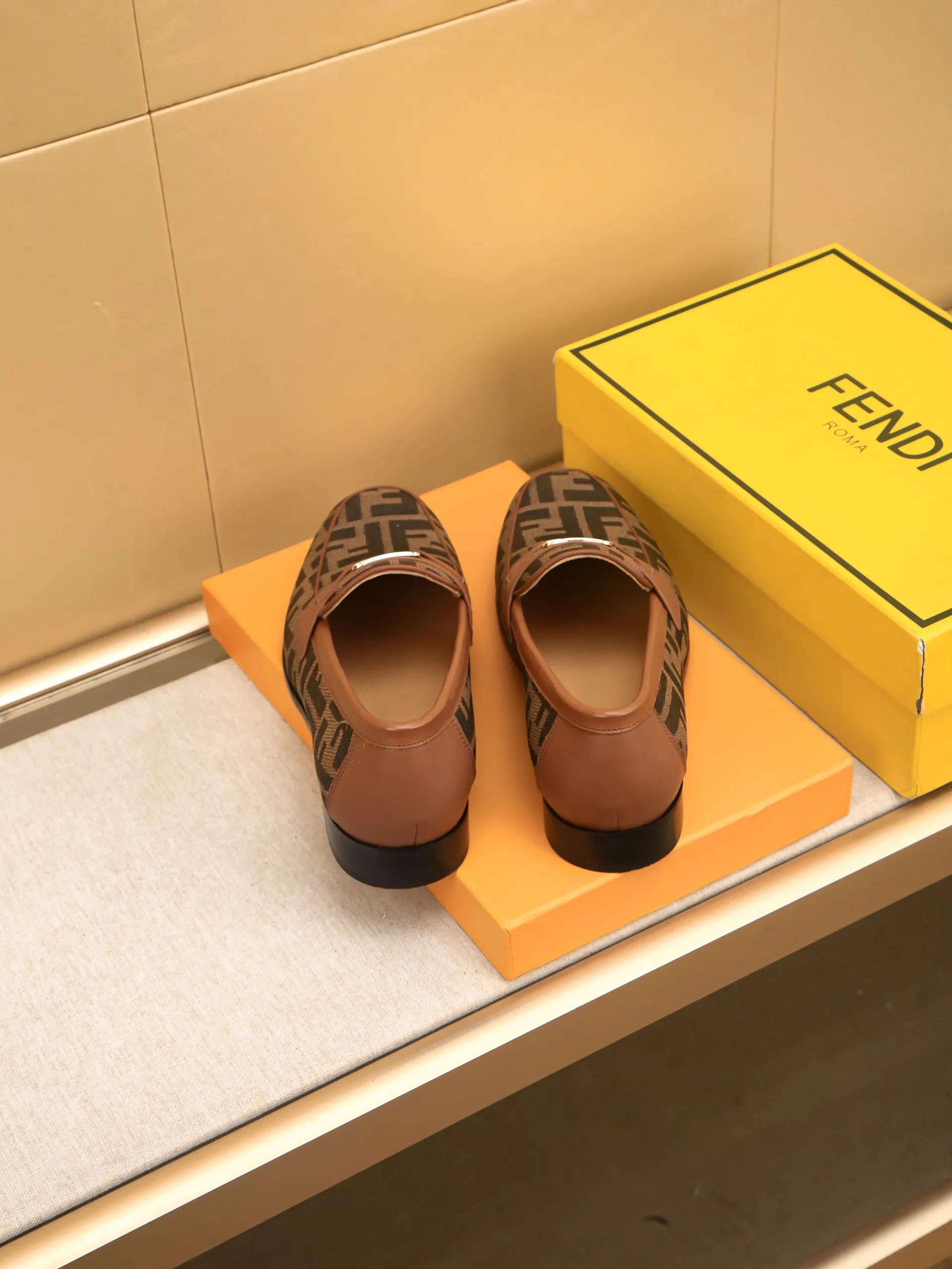 Men's shoes💰460 🕷🕷【FENDI】The latest men's formal leather shoes🇨🇳Classic series not to be missed💯The first layer is made of imported first-layer cowhide☘Original quality, the leather is smooth and delicate🎋Awesome version, perfect streamlined outline🍇🐮Leather lining, code number 39-44...(customized at 38.45.46.47)
